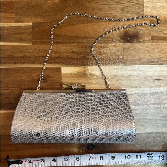 Elegant Silver Sequin Hardshell Shoulder or Clutch Purse Rhinestone Bow Closure - Picture 4 of 7